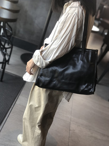 Soft-Leather-Women’s-Tote-Fits-A22-Zipper-Closure-Everyday-Office-and-Casual-Handbag-Designer