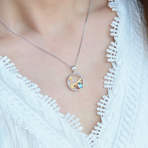 Bee Shaped Ladies Blue Moonstone Crystal Necklace Sterling Silver Pendant Necklace For Women Beautiful