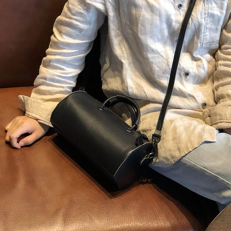 ショルダーバッグ・ポシェット Padded Cylinder Bag in Cream Leather Womens Cylinder Bag Black Leather Crossbody Bag Shoulder Bag